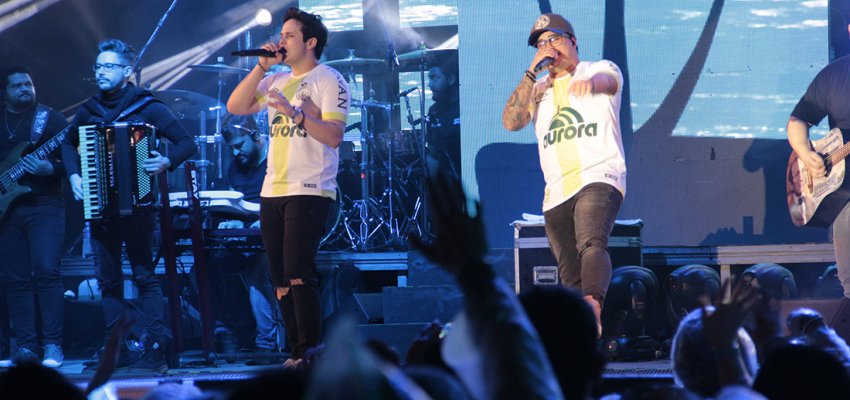 Público canta os sucessos com a dupla Matheus & Kauan