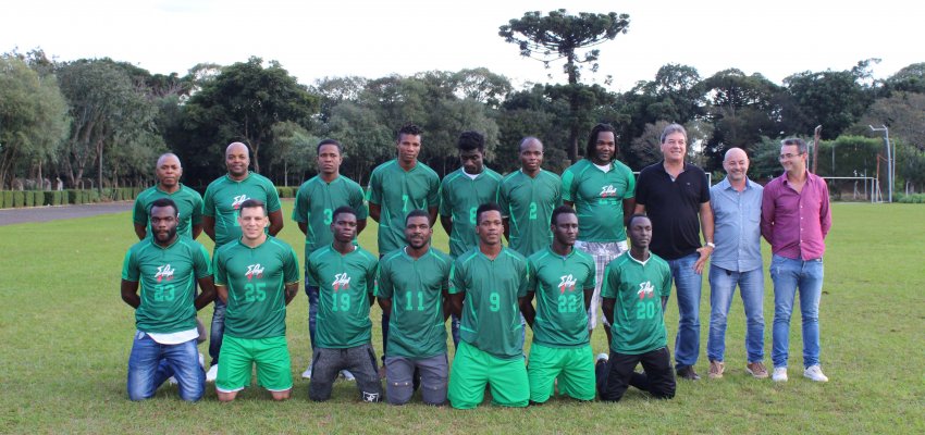 Time Chapecó de imigrantes recebe uniformes