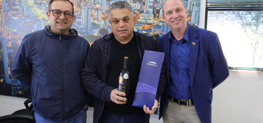 Prefeito de Chapec&oacute; recebe c&ocirc;nsul da Rom&ecirc;nia