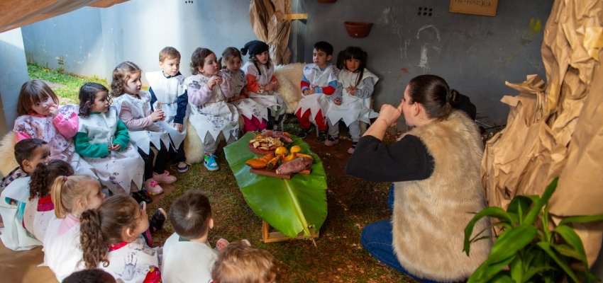 Crian&ccedil;as do CEIM Juliana Sive Pommerening pesquisam a vida na pr&eacute;-hist&oacute;ria