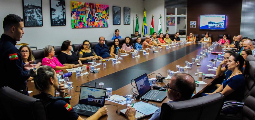 Projeto quer humanizar o tr&acirc;nsito em frente &agrave;s escolas de Chapec&oacute;