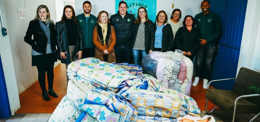 Atletas da Chape fazem doação para a Casa de Passagem