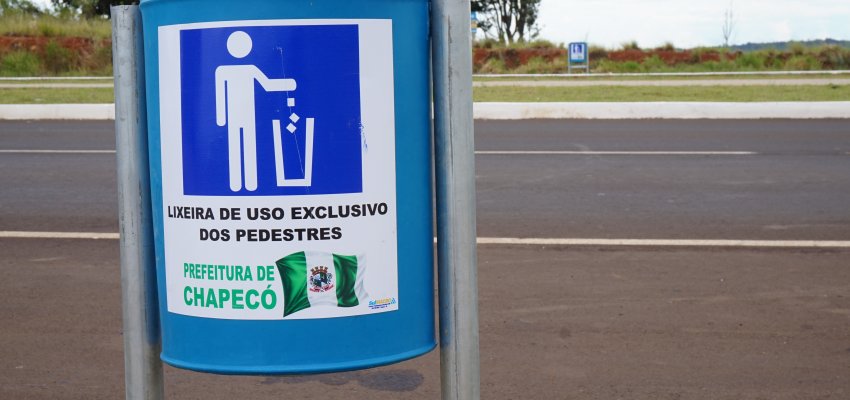 Novas lixeiras s&atilde;o instaladas na Avenida Get&uacute;lio Vargas