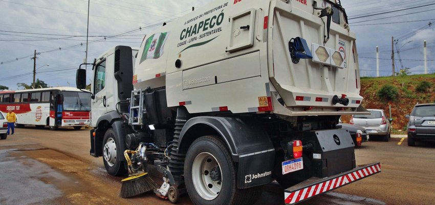 Chapec&oacute; amplia limpeza de ruas com mais funcion&aacute;rios e caminh&atilde;o varredeira