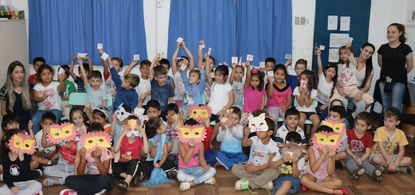 Crianças apresentam peça de teatro no CEIM