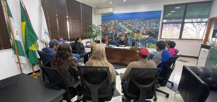 Prefeito recebe pessoas que sa&iacute;ram do Internamento Involunt&aacute;rio