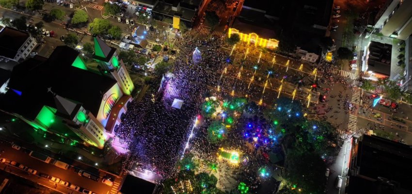 Luzes e decora&ccedil;&otilde;es natalinas permanecer&atilde;o at&eacute; fim do m&ecirc;s