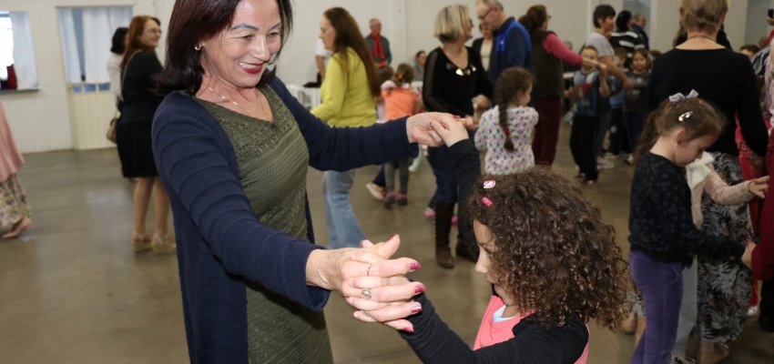 Encontro de gerações reúne crianças e idosos 
