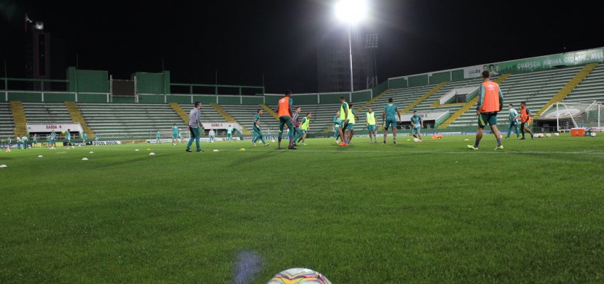 M&atilde;os &agrave; Obra: &Uacute;ltimos testes da ilumina&ccedil;&atilde;o s&atilde;o realizados na Arena Cond&aacute;