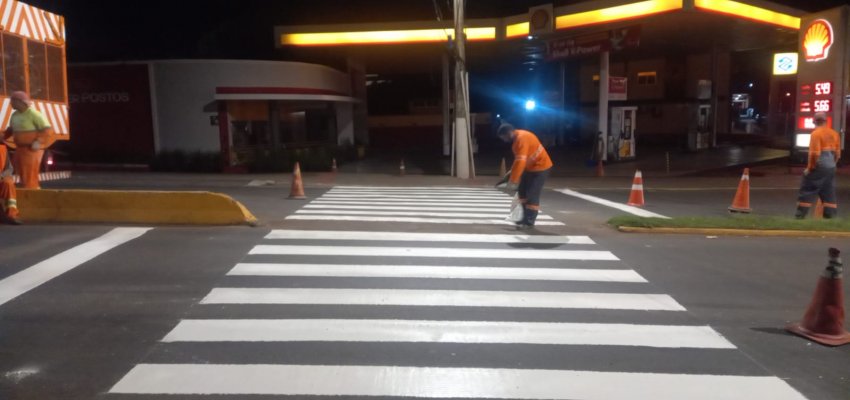 Prefeitura realiza pintura de sinaliza&ccedil;&atilde;o a quente em diversas ruas