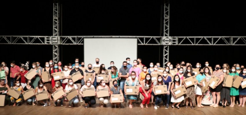 Secretaria de Educação entrega notebooks para gestores escolares