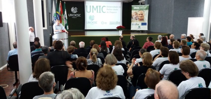 Idosos voltam às aulas na UMIC