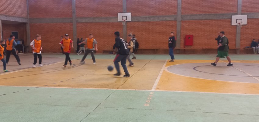 Torneio de Basquete promove integra&ccedil;&atilde;o entre estudantes da EBM Andr&eacute; Ant&ocirc;nio Marafon