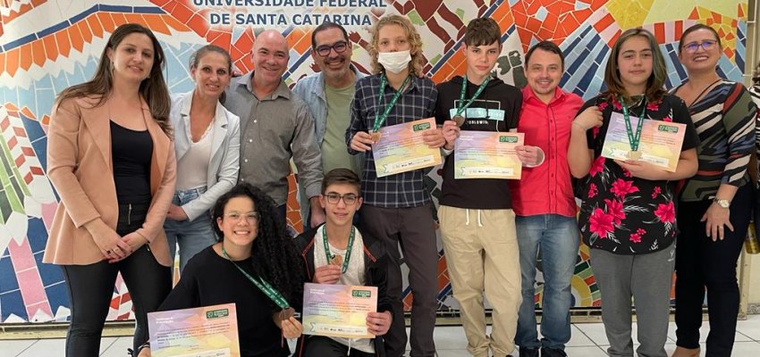 Estudantes de Chapec&oacute; recebem medalhas de matem&aacute;tica na Capital