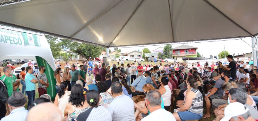 Administração entrega títulos de regularização fundiária e asfalto no bairro Efapi