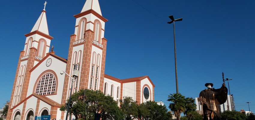 Monumento O Desbravador ganha máscara 