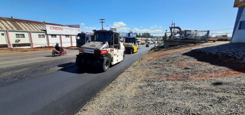 Leopoldo Sander recebe a primeira camada de ampliação da pista