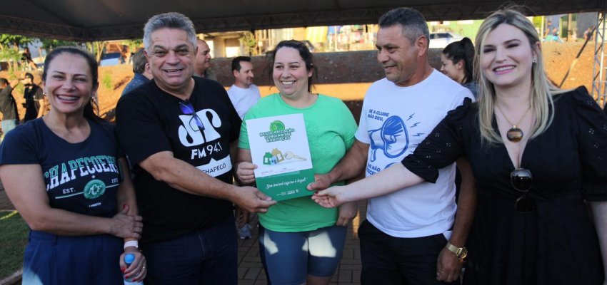 Prefeitura entrega 91 t&iacute;tulos de regulariza&ccedil;&atilde;o fundi&aacute;ria no Eldorado 