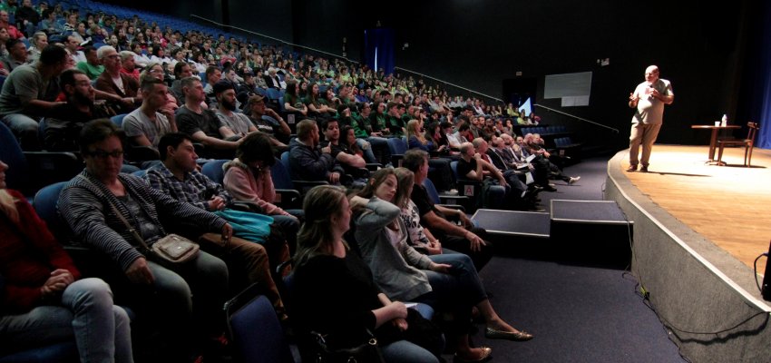 Palestra e entrega de certificados Amigos do Esporte reuniu 700 atletas