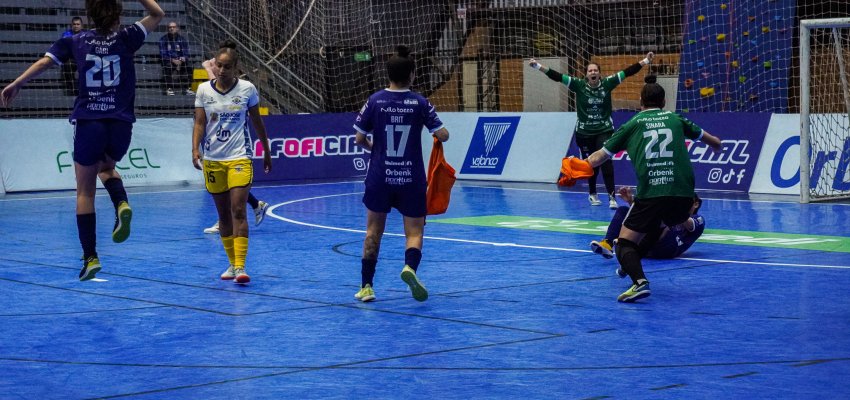 Liga Feminina de Futsal tem semifinais definidas; Coruj&atilde;o do Oeste decidir&aacute; fora de casa