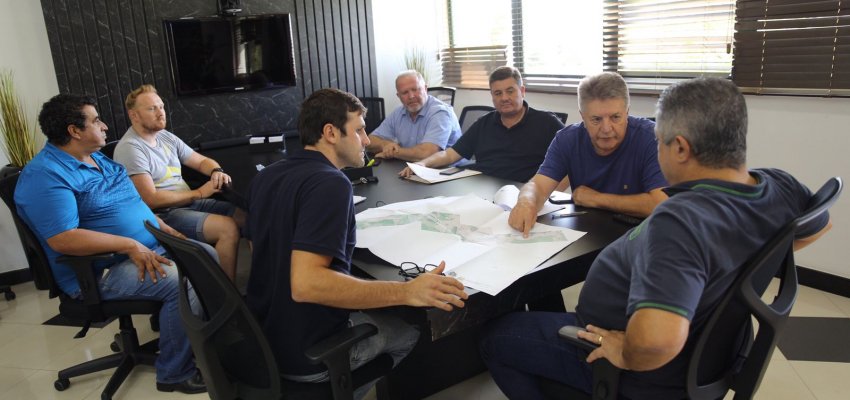 Moradores da Linha Cachoeira entregam projeto de asfaltamento