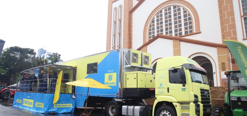 Empreende & Emprega Chapecó inicia com serviços da Carreta Agro