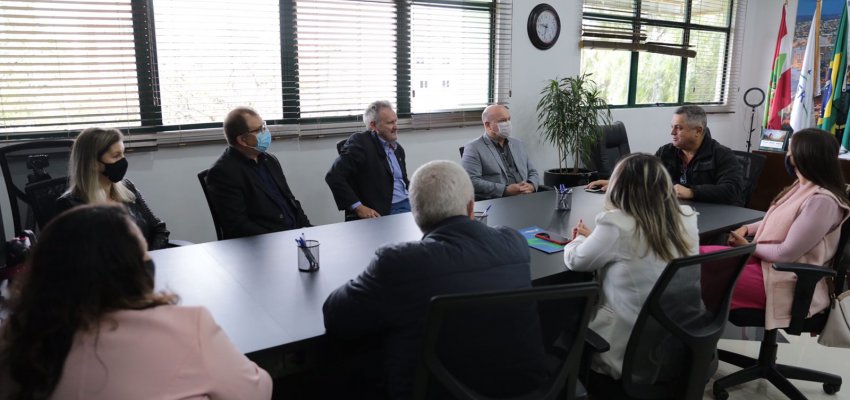 Administração recebe representantes do CREA para falar sobre acessibilidade