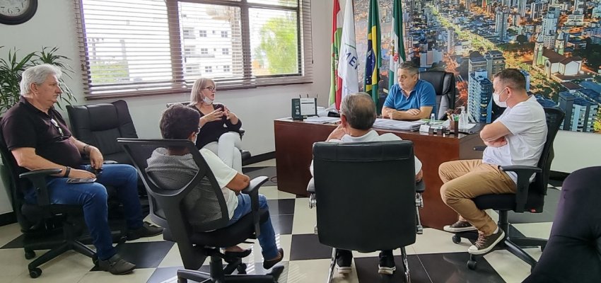 Prefeito recebe vereadores e entidades