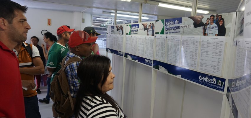 Balcão de Empregos oferece mais de 190 vagas e 14 entrevistas