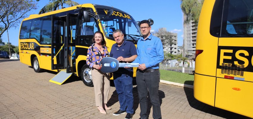 Secretaria de Educa&ccedil;&atilde;o de Chapec&oacute; adquire dois novos &ocirc;nibus escolares