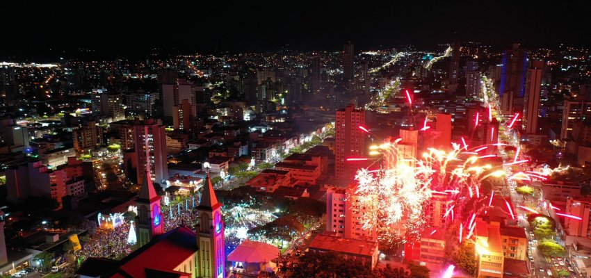 Luzes, fogos, shows, espiritualidade e emoção marcam abertura do Natal em Chapecó