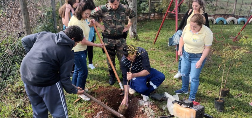Prefeitura realiza plantio de &aacute;rvores nativas