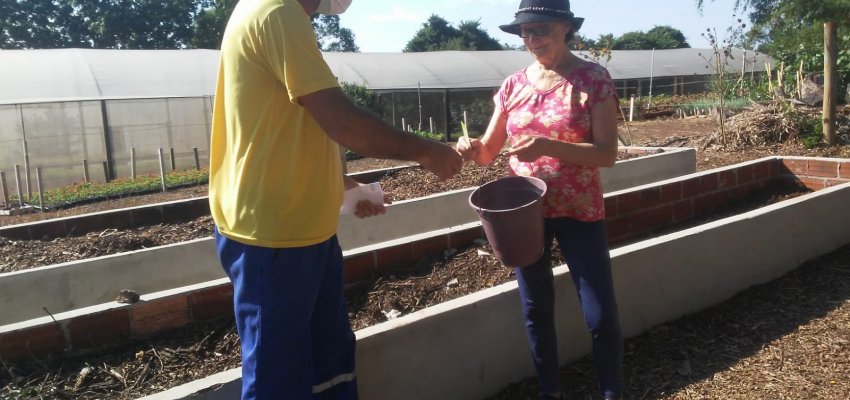 Projeto Harmoniza Chapec&oacute; faz troca de lixo por flores