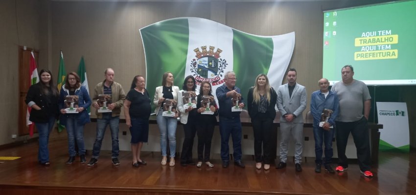 Prefeitura entrega regulariza&ccedil;&atilde;o fundi&aacute;ria pendente h&aacute; 40 anos