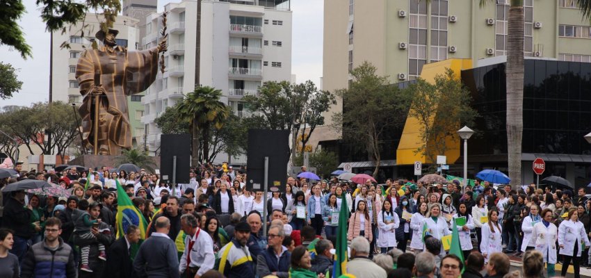 Garoa n&atilde;o impede demonstra&ccedil;&otilde;es de amor &agrave; P&aacute;tria em Chapec&oacute;