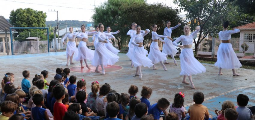 CEIM Le&atilde;ozinho recebeu bailarinas da Escola de Artes de Chapec&oacute;