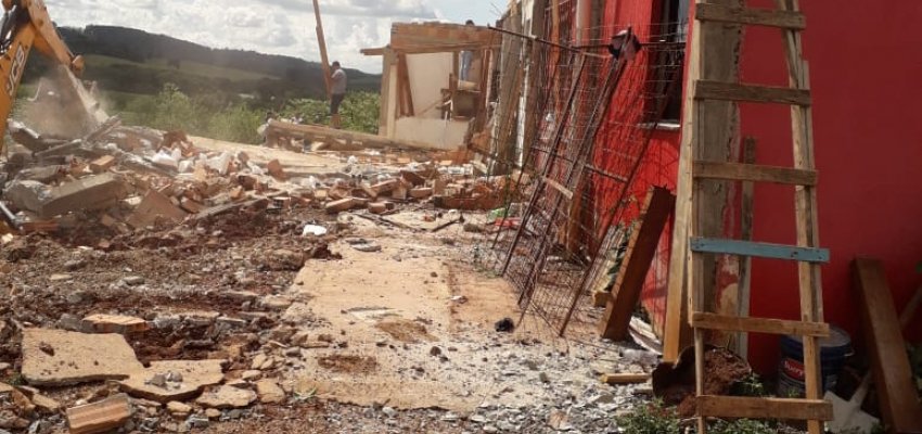 Poder p&uacute;blico retira constru&ccedil;&atilde;o irregular em via p&uacute;blica, que prejudicava mais de 100 fam&iacute;lias