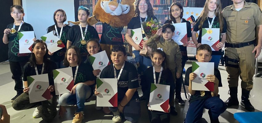 Estudantes da Rede Municipal de Ensino conquistam trof&eacute;u no 1&ordm; Soletrando PROERD