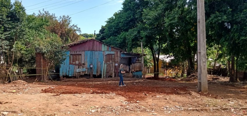 Prefeitura de Chapecó retirou 35 cargas de lixo em terreno que teve casa interditada