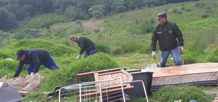 Vigilância e Infraestrutura fazem ação conjunta de limpeza em terrenos baldios