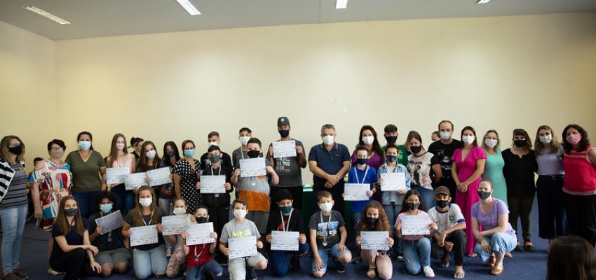 Alunos de escolas municipais recebem medalhas de competições nacionais