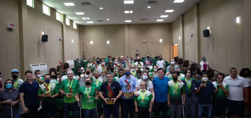 Atletas chapecoenses vice-campeões dos Parajasc recebem homenagem