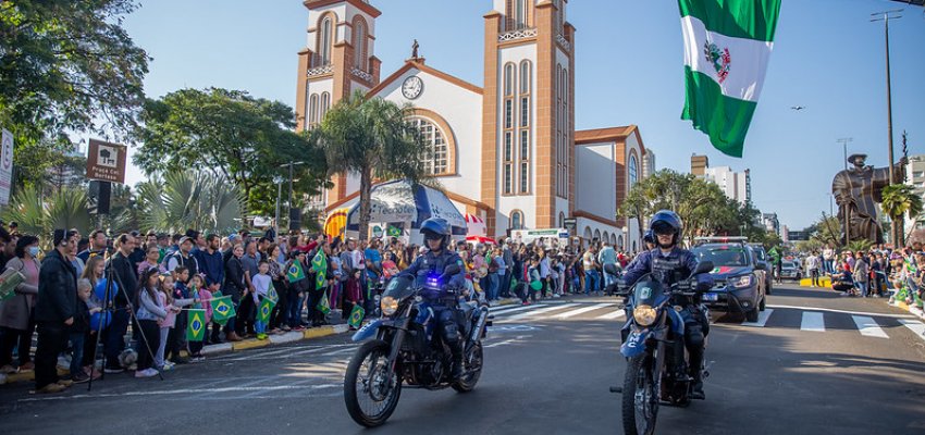 Em Chapec&oacute; 2,7 mil pessoas v&atilde;o desfilar pela Avenida Get&uacute;lio Vargas
