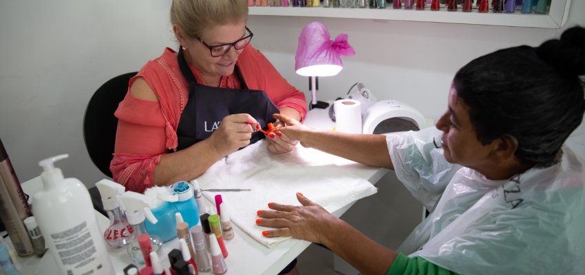 Mulheres v&atilde;o a um sal&atilde;o de beleza pela primeira vez em Chapec&oacute;