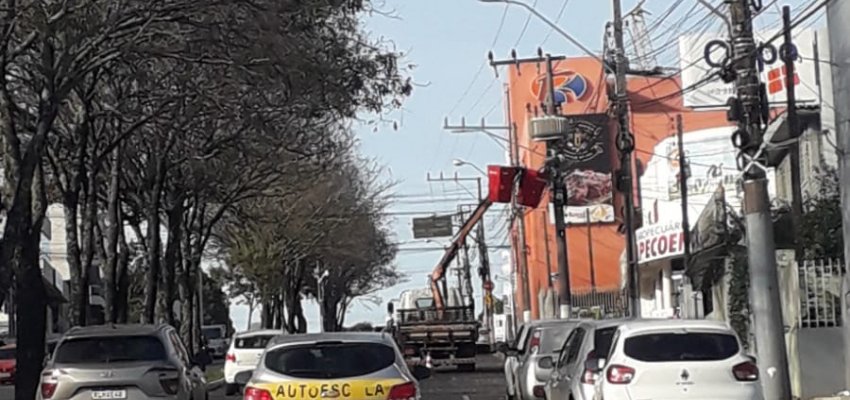 Prefeitura de Chapec&oacute; coloca ilumina&ccedil;&atilde;o de LED em ruas e avenidas