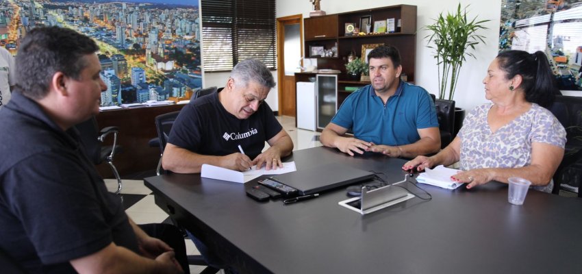 Assinada ordem de servi&ccedil;o para melhorias no campo do Quedas do Palmital