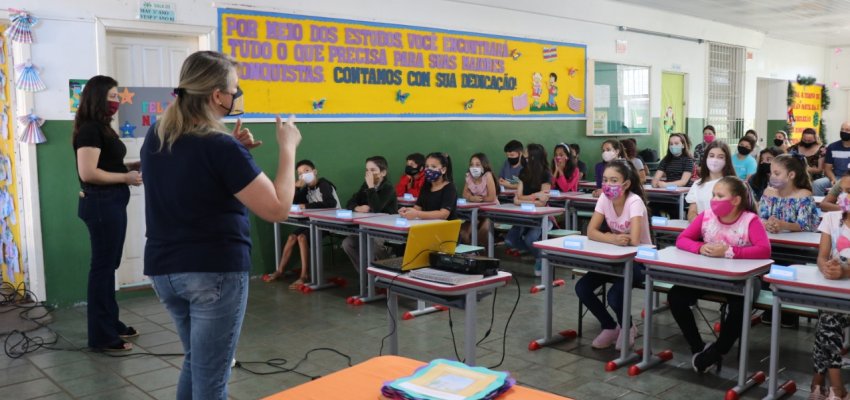 Estudantes de escola municipal autografam livros produzido nas aulas