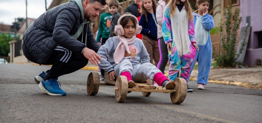 Esportes de aventura: crian&ccedil;as da EBM Anita Garibaldi se divertem com carrinho de rolim&atilde;