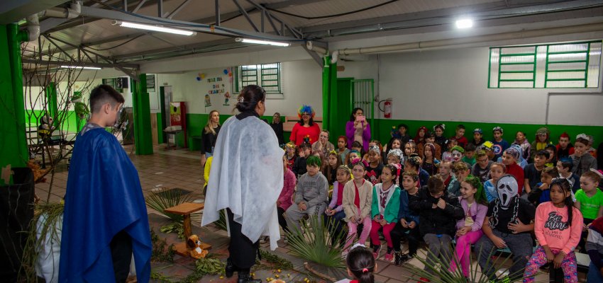 Estudantes da Sala de Recursos Multifuncionais da EBM Andr&eacute; Marafon encenam teatro