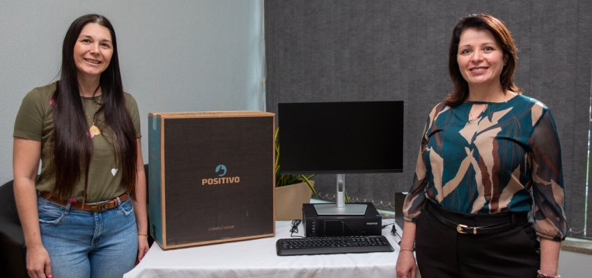 Secretaria de Educa&ccedil;&atilde;o realiza entrega de novos computadores para as institui&ccedil;&otilde;es municipais